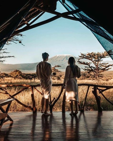 Adventurous Couple Aesthetic, Safari Proposal, Safari Pictures Ideas, Adventure Couple Aesthetic, Safari Photo Ideas, Safari Couple, Africa Safari Photography, Safari Aesthetic, Safari Honeymoon