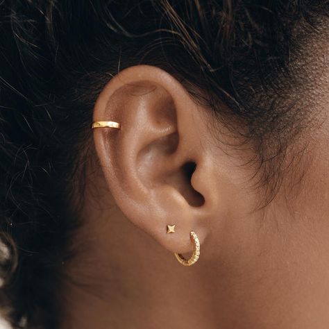 No piercing? No problem! Our Ear Cuff lets you accessorize without the commitment of piercings. And it looks awesome when paired with other hoops and studs! Sold as a single piece. How to wear it: slide the cuff on to your ear the thinnest part (usually toward the top), and then slide it down until it sits snugly. Five Piercings Ears, Ear Earrings Piercings, Stud And Hoop Ear Piercing, Ear Style Ideas, Piecing Ideas Ear, Ear Piercings Women, Ear Piercing Women, Gold Ear Piercings, Single Ear Piercing