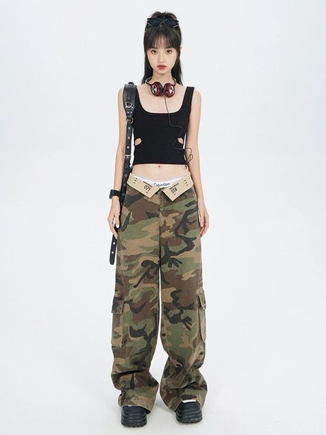 Military Pants Outfit Women, Women Style Casual, Cargo Jeans Women, Camo Pants Outfit, Military Cargo Pants, Camouflage Outfits, Attitude Clothing, Military Pants, Cargo Pants Outfit