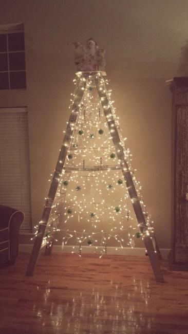 Alternative Christmas Tree Designs Turning Step Ladders into Fun Holiday Decorations Christmas Tree Ladder, Wooden Christmas Decor, Ladder Christmas Tree, Wooden Ladders, Pallet Christmas Tree, Wooden Christmas Crafts, Pallet Christmas, Alternative Christmas, Alternative Christmas Tree