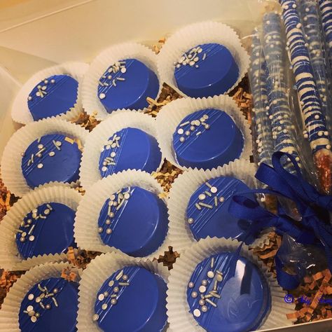 Royal Blue Treat Table, Royal Blue Chocolate Covered Oreos, Royal Blue Treats, Blue Chocolate Covered Oreos, Cookie Monster Party Favors, Doughnuts Wedding, Blue Candy Bars, Blue Treats, Blue Candy Apples