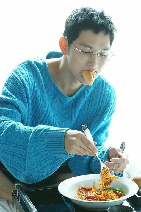 im siwan Male Pose Reference, Asian Man, Photographie Portrait Inspiration, People Poses, Anatomy Poses, Human Reference, Eating Food, Body Reference Poses, Human Poses Reference