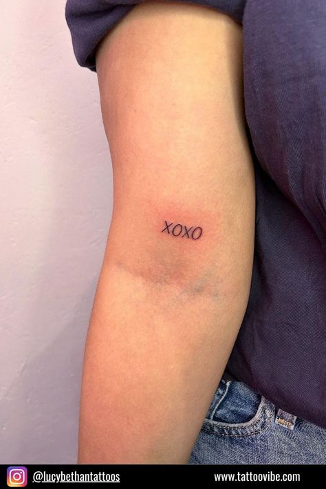 Simple Tattoos Writing, Xoxo Tattoo Small Cursive, Love Letter Tattoo, Xoxo Tattoo, Handwriting Tattoo, Xo Tattoo, Kiss Tattoo, Handwriting Tattoos, Kiss Tattoos