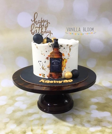 Liquor Cake For Men, Jack Daniels Cake For Men, Jack Daniels Birthday Cake, Bolo Jack Daniels, Liquor Bottle Cake, Crossfit Cake, Birthday Cake Beer, 40th Birthday Cakes For Men, Hennessy Cake