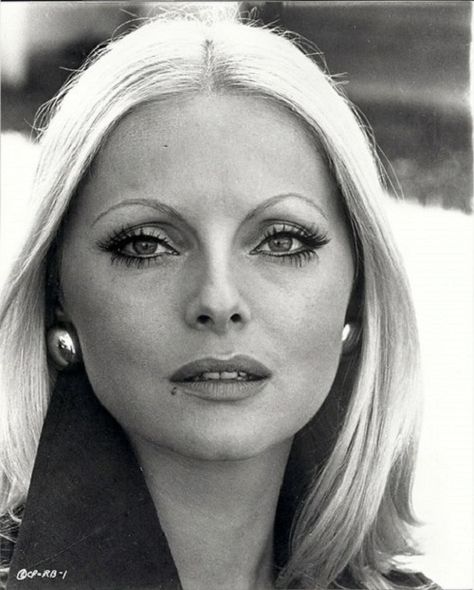 Beauty Marks On Face, Marks On Face, Virna Lisi, Makeup Boutique, 1960s Hair, Beauty Marks, Seductive Style, 60s Women, Sofia Loren