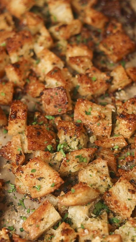 Salad With Croutons Recipes, Garlic Parmesan Croutons, Garlic Bread Croutons, French Bread Croutons, Seasoned Croutons Homemade, Homemade Croutons For Stuffing, Garlic Butter Croutons, Homemade Garlic Croutons, Homemade Parmesan Crisps