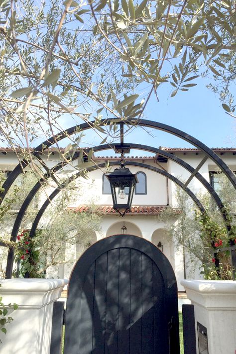 Garden Gate Arch Entrance, Arch Gate Design, Hobbit Garden, Arch Gate, Wrought Iron Garden Gates, Arch Light, Gate Lights, Iron Garden Gates, Door Design Images