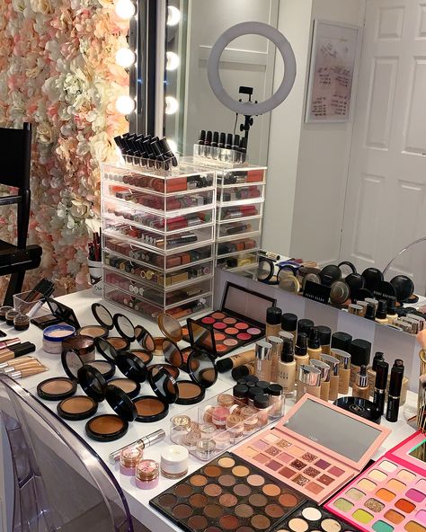 Makeup Artist Room, Basic Makeup Items, Makeup Artist Career, Makeup Studio Decor, Makeup Artist Branding, Beauty Room Salon, Flawless Base, Alat Makeup, Makeup Artist Kit