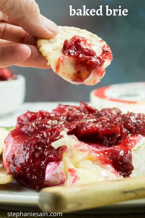 Brie Recipes Easy, Brie Toppings, Cranberry Baked Brie, Brie Cheese Appetizer, Easy Baked Brie Recipe, Brie Recipes Appetizers, Baked Brie Recipe, Fresh Cranberry Sauce, Brie Cranberry