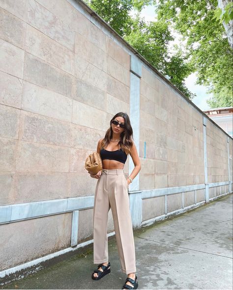 Summer trendy style Dad Sandals, Look Office, Causal Outfits, Sport Bra, Mode Inspiration, Spring Summer Outfits, How To Style, Outfits Casuales, Well Dressed