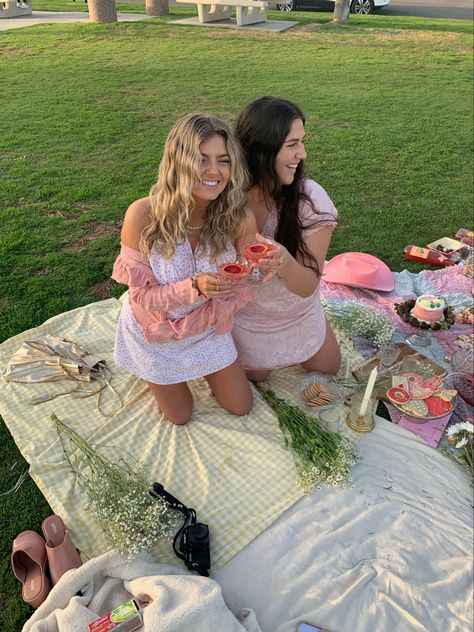 Aesthetic Valentines Day, Picnic Pictures, Valentines Day Outfits, Aesthetic Valentines, Picnic Birthday Party, Picnic Inspiration, Picnic Birthday, Girly Aesthetic, Galentines Day