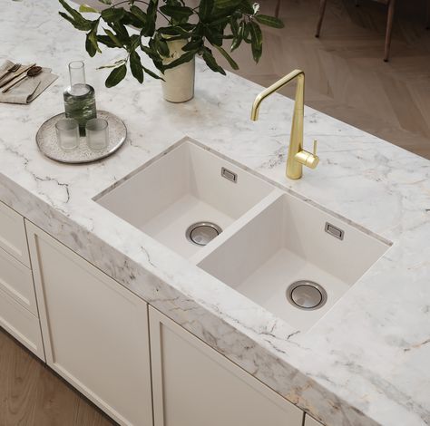 For those whose kitchens are the central entertaining hub in their homes, the 5000 Series Sinks provide a durable and elegant solution. With a quartz-resin composition in Matte White or Matte Black, the 5000 Series will enhance the overall aesthetic and functionality of your space. Complemented by our Brushed Gold Erlen Sink Mixer, adding a touch of sophistication. Matte White Kitchen, Kitchens 2024, Gold Tapware, Modern Contemporary Kitchen Design, Gold Kitchen Sink, Brushed Gold Kitchen, Modern Minimalist Kitchen, Gold Taps, White Kitchen Sink