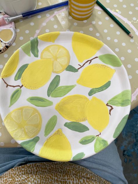 Painting Pottery Plates, Aesthetic Lemon, Lemon Plates, Pottery Painting Ideas Easy, Lemon Drawing, Paint Aesthetic, Ceramic Cafe, Lemon Painting, Painted Ceramic Plates