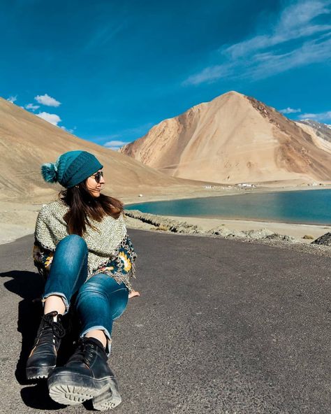 Real Himalayan Girls on Instagram: “Mountains and lakes together form the best combination of mother nature. . Nothing is more soothing than watching the mighty mountains and…” Mountain Photo Ideas, Pangong Lake, Traveling Couple, Lake Photoshoot, Travel Pose, Leh Ladakh, Mountain Pose, Mountain Pictures, Travel Picture Ideas