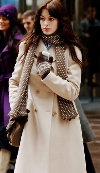 Anne Hathaway❤ Devil Wears Prada Outfits, Prada Outfits, Winter Fashion Outfits Dressy, Winter Outfits 2020, Winter Mode Outfits, Devil Wears Prada, Movie Fashion, Natasha Romanoff, Anne Hathaway