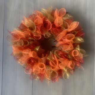 Mesh Ribbon Wreath Tulle Wreath Diy Wire Mesh Ribbon, Poly Mesh Crafts, Deco Mesh Fall Wreaths, Wire Wreath Form Ideas, Deco Mesh Wreaths Tutorials Step By Step, Decorative Mesh Ideas, Ribbon Wreath Tutorial Step By Step, Fall Deco Mesh Wreath Ideas, Fall Mesh Wreaths Diy