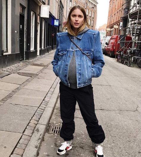 Style The Bump, Denim Jacket Outfit, The Bump, Mom Baby, Street Look, Jacket Outfit, Maternity Fashion, Maternity Clothes, Bump