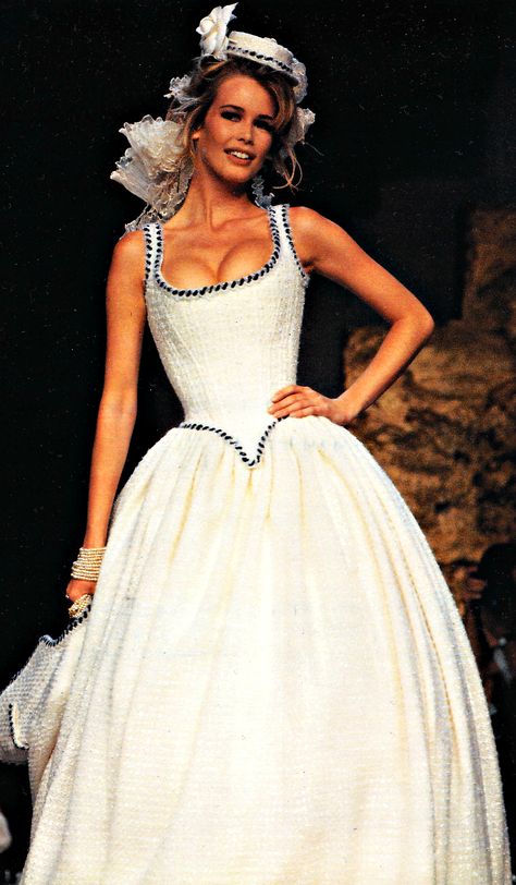 Claudia Schiffer Chanel Wedding Dress, Runway Fashion Couture, Vintage Runway, Catwalk Fashion, Model Inspo, Iconic Dresses, Claudia Schiffer, Fashion Fits, Hollywood Glamour