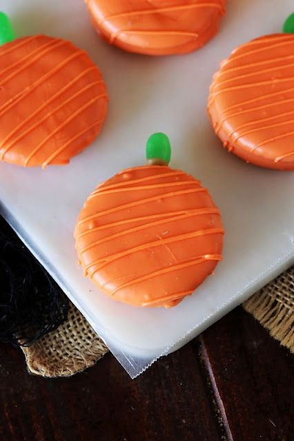 Pumpkin Halloween Peanut Butter Ritz Cookie or Oreo Image Ritz Cracker Halloween Treats, Oreo Pumpkin Cookies, Oreo Pumpkins, Halloween Oreo Cookies, Fall Oreos, Pumpkin Oreos, Oreo Pumpkin, Ritz Cookies, Halloween Bakes