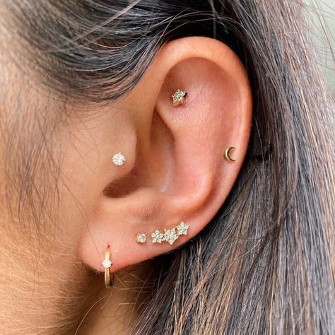 Tragus Piercing Combinations, Star Flat Piercing, Flat Back Piercing, Flat Piercing Ideas, New Ear Piercing, Flat Piercing, Curated Ear, Piercing Inspo, Helix Piercing Jewelry