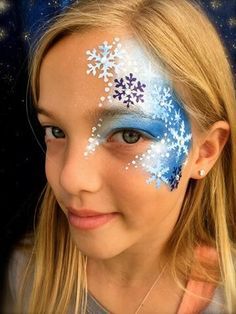 Pretty Snow Flakes Design. Frozen Face Paint, Facepainting Halloween, Princess Face Painting, Christmas Face Painting, Frozen Face, Girl Face Painting, Face Painting Inspiration, Princess Face, Face Painting Easy