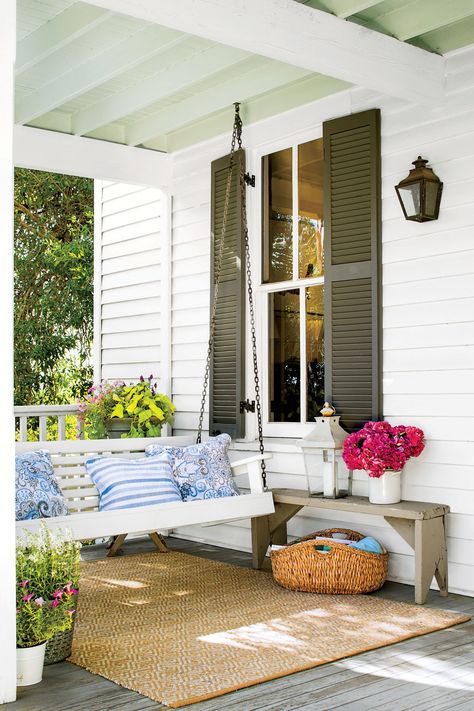 Farmhouse Front Porch Decorating, Brick Porch, Front Porch Swing, Southern Porches, Building A Porch, Rustic Porch, Farmhouse Front Porches, Summer Porch, Porch Furniture