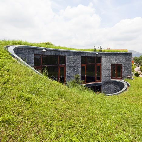 Case Sotterranee, Vo Trong Nghia, Green Roof Design, Green Roof House, Earth Sheltered Homes, Casa Hobbit, Grass Roof, Earth Sheltered, Camp Site