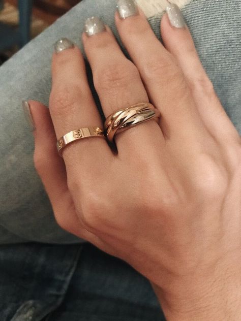 Cartier Wedding Rings, Bracelet Cartier, Cartier Love Ring, Gold Jewelry Stores, Cartier Jewelry, Classy Jewelry, Jewelry Lookbook, Girly Jewelry, 가을 패션