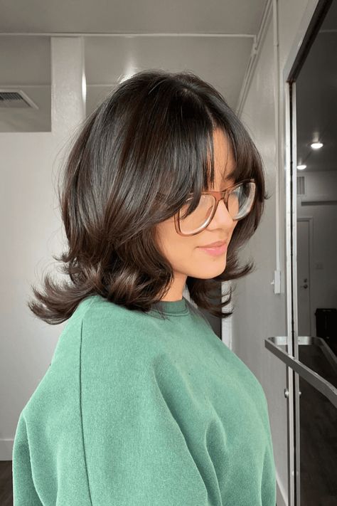 short wavy hairstyles, hairstyles with fringe, hair accents Short Wavy Haircuts With Bangs, Short Bangs Short Hair, Wavy Haircuts With Bangs, Short Wavy Hair With Bangs, Medium Bob With Bangs, Soft Wispy Bangs, Wavy Hair With Bangs, Hairstyles With Fringe, Medium Bobs