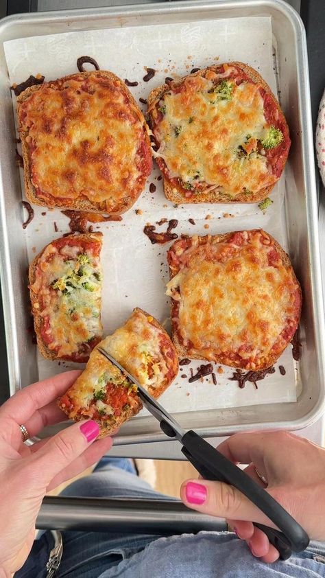 #ReallyHealthyFoodRecipes Pizza Toast Recipe, Baby Weaning Foods, Kids Lunch Box Meals, Pizza Toast, Baby Lunch, Picky Toddler Meals, Weaning Foods, Easy Toddler Meals, Toddler Dinner