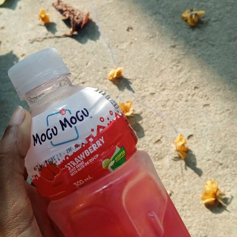 Mogu mogu Mogu Mogu Strawberry, Mogu Mogu, Strawberry Juice, Juice Drinks, Drink Me, Fudge, Juice, Coco, Drinks