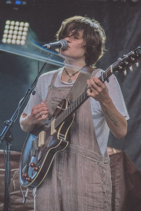 Big Thief’s Adrianne Lenker at Pitchfork Festival 2018 Big Thief, Androgynous Hair, Zombie Girl, Music Recommendations, Women In Music, Music Film, Interesting Faces, Female Singers, Celebrity Pictures