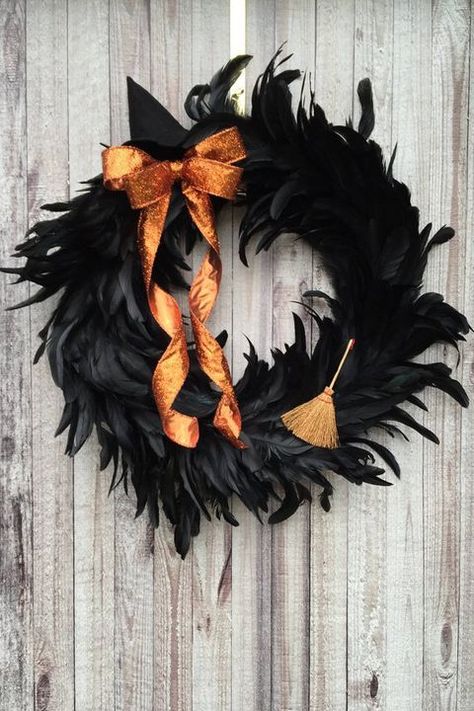 Halloween Wreath Ideas Porta Halloween, Diy Halloween Dekoration, Moldes Halloween, Halloween Witch Wreath, Spooky Wreath, Feather Wreath, Black Wreath, Casa Halloween, Witch Wreath