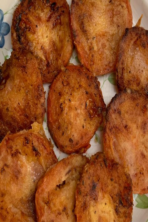 These Fried Red Tomatoes are delicious. It is a good way to use up tomatoes and a great side dish. Fried Green Tomatoes Recipe Easy, Fried Green Tomatoes Recipe, Green Tomato Recipes, Fried Tomatoes, Tomato Dishes, Chipped Beef, Dinner Snacks, Tomatoes Recipe, Red Tomato