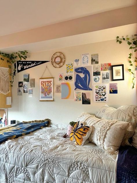 Beach Theme Dorm, Playground Bedroom, Room Designs Aesthetic, Dorm Room Designs Aesthetic, Maximalist Decor Small Spaces, Maximalist Dorm, Budget Dorm Room, Lego Submarine, Organization Dorm