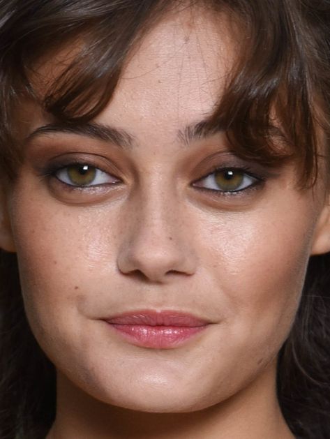 Close-up of Ella Purnell at a 2018 Chanel Couture show. Close Set Eyes, Celeb Makeup, Thanksgiving Makeup, Ella Purnell, Deep Set Eyes, Celebrity Makeup Looks, Berry Lips, Jamie Chung, Celebrity Skin