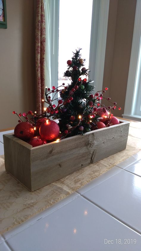 Christmas Wood Box Decor, Christmas Wood Box Centerpiece, Small Wooden Boxes Ideas Decor, Wooden Box Christmas Decor, Wooden Box Centerpiece Christmas, Wood Box Ideas Decor, Simple Christmas Centerpieces Diy, Commercial Christmas Decorations, Greenery Christmas