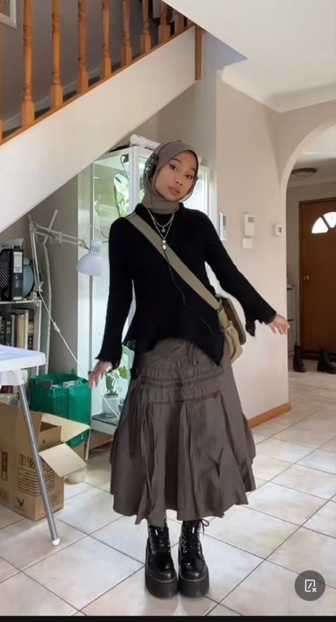 Earthy Hijabi, Acubi Hijabi Style, Alt Hijabi Outfits, Y2k Hijabi Outfits, Acubi Modest Outfits, Modest Acubi Style, Acubi Hijab Outfit, Outfit Y2k Hijab, Hijabi Y2k Outfits