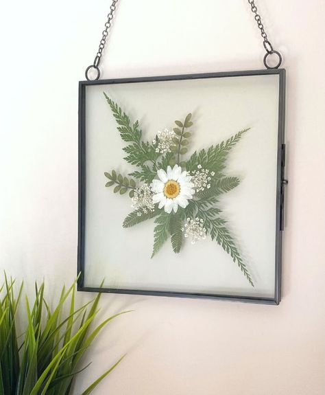 Bird Art Diy, Diy Herbarium, Diy Framed Art, Plant Frame, Cute Picture Frames, Botanical Frame, Black Plant, Dried Flowers Diy, Flower Pressing