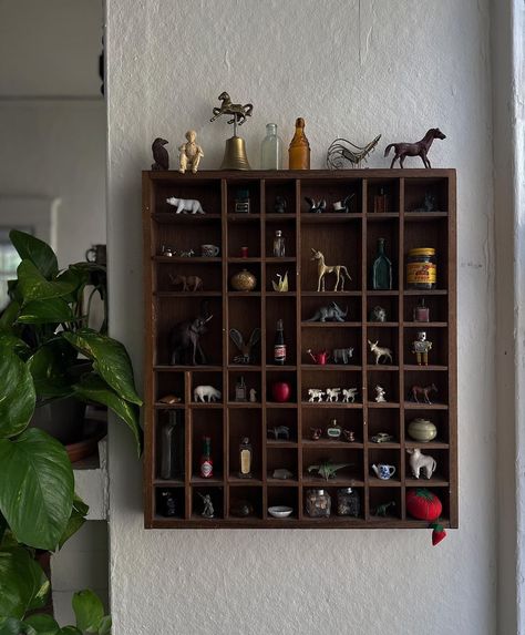 Creative Storage Solutions Bedroom, Unique Pieces Of Furniture, Home Decor Vibes, Home Thrift Ideas, Vintage Apartment Decor Ideas, Trinket Shelf Display, Industrial Eclectic Decor, Curiousity Cabinet, Small Wall Decor Ideas