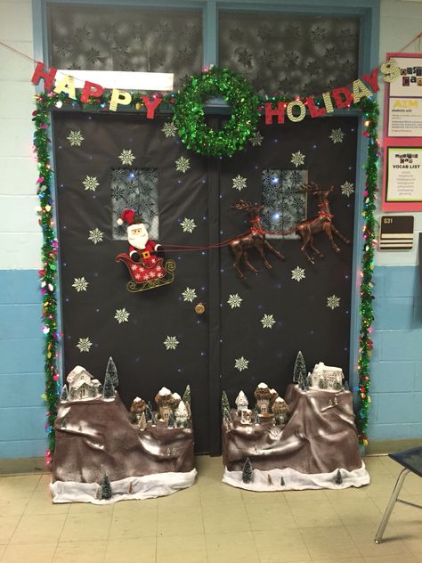 Christmas Door. Santa and his sleigh. Diy Preschool Classroom, Polar Express Door, Decorations Christmas Diy, Door Decorations Christmas, Santa Flying, Kids Arts And Crafts, Holiday Door Decorations, Creative Christmas Crafts, Classroom Christmas Decorations