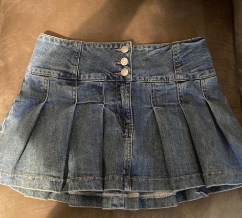 Denim Mini Skirt Y2k, Thrifting Ideas, Y2k Denim Skirt, Sunset Girl, Y2k Mini Skirt, Mini Pleated Skirt, Dance Outfit, 2000s Outfits, Miniskirt Outfits