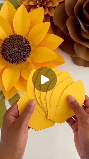 Paper Sun Flowers Craft, Making Sunflowers Paper Flowers, Sunflower Trunk Or Treat, Sunflower Paper Flowers Diy, Paper Sunflower Template, Origami Sunflower, Sunflower Sunrise, Cricut Sunflower, Sunflower Paper Flowers