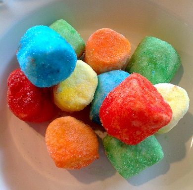 How to Make Marshmallow Squisharoos with your kids.  Fun and easy to make- tastes like marshmallow peeps! Jello With Marshmallows Recipe, Jello Marshmallow Recipe, Jello Candy Melts, Jello Marshmallows, Candied Marshmallows, Marshmallow Jello, Gelatin Pudding, Diy Peeps, Jello Creations