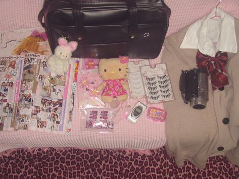 Gyaru Whats In My Bag, Gyaru Lifestyle, Gyaru Bag, Gyaru Leopard, Kogal Gyaru, Gyaru Aesthetic, Hello Kitty Y2k, Inside My Bag, Soft Pink Theme