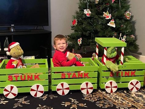 Grinch Train Diy, Diy Christmas Train Crate, Christmas Train Diy, Mac Christmas, Grinch Diy, Cardboard Train, Grinch Decorations, Diy Christmas Decorations For Home, Christmas Hampers