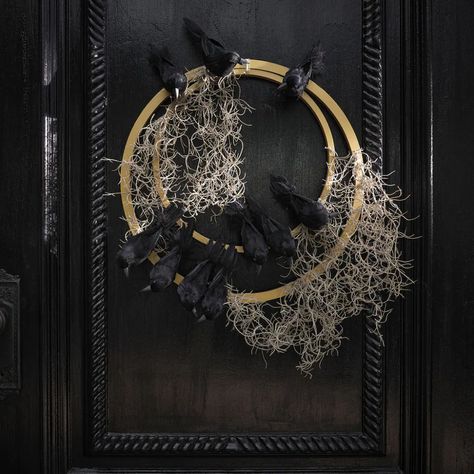 Crow Wreath, Modern Fall Wreath, Dorm Door Decorations, Diy Halloween Crafts, Gold Halloween, Wreath Inside, Wreath Rings, Halloween Craft Projects, Wreath Project