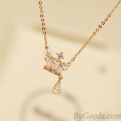 🎀 <3 Gorgeous Crown Lady Necklace with Silver Diamonds and Golden Chain <3 🎀 Silver Necklace Outfit, Lady Necklace, Crown Diamond, Name Necklace Silver, Crown Necklace, Necklaces Pendant, Diamond Solitaire Necklace, Jewelry Statement, Gold Necklaces