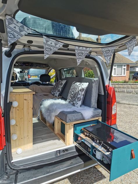 Microvan Camper, Caddy Conversion, Van Makeover, Camper Conversion Ideas, Caddy Camping, Small Camper Interior, Ford Transit Connect Camper, Converted Van, Berlingo Camper