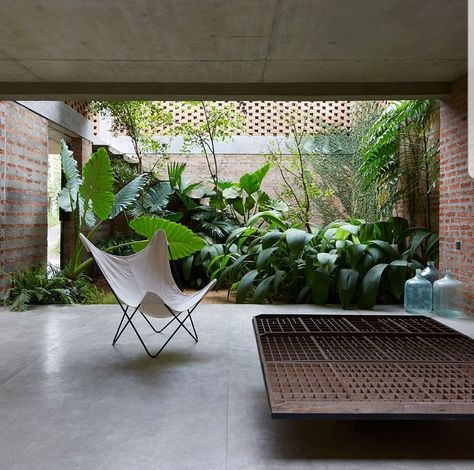 Inside Outside Architecture, Palinda Kannangara Architects, Indoor Garden Architecture, Tropical Garden Design, Courtyard Design, Tropical Architecture, Outdoor Steps, Beautiful Home Designs, Tropical House